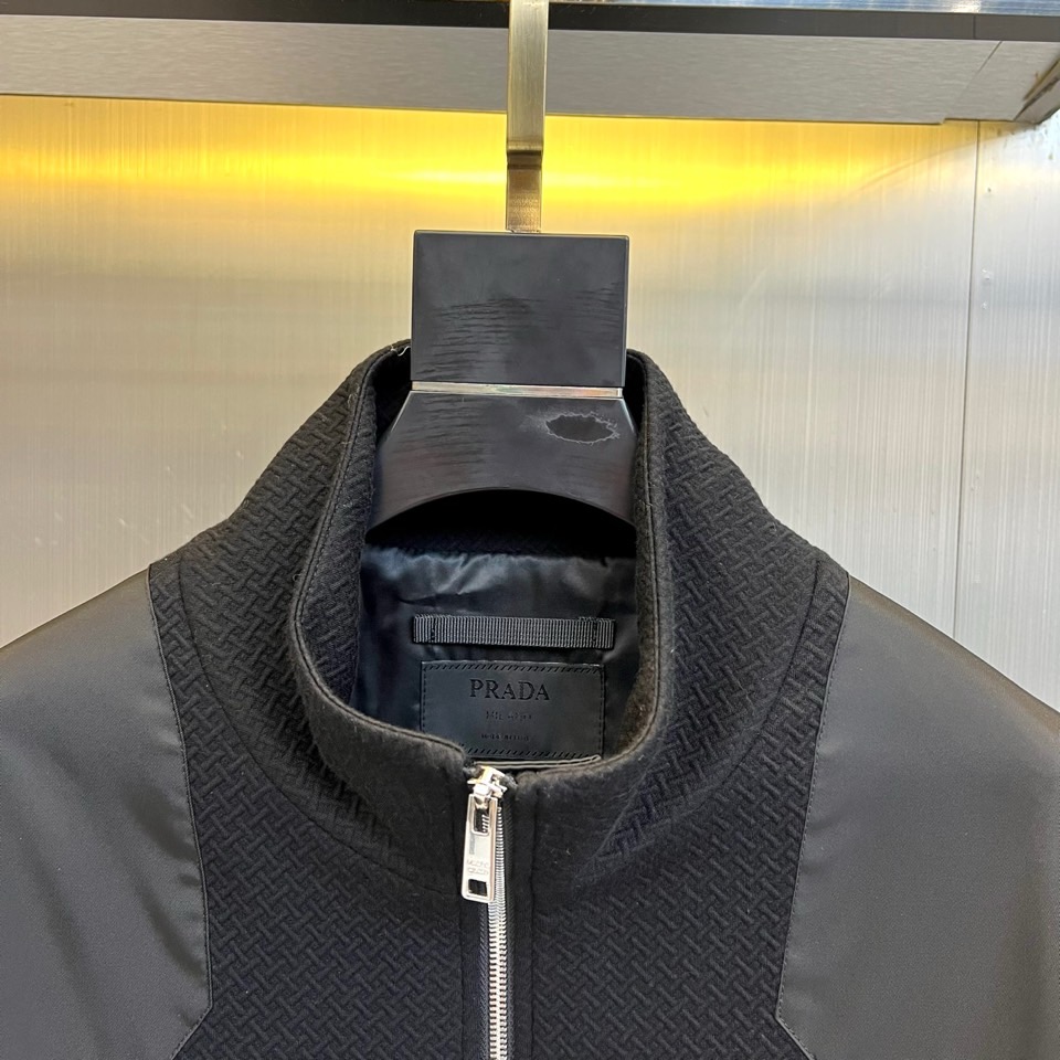 Prad普拉、25FW秋冬新品 黑色针织夹克外套。• 经典徽章加持：左胸翻盖口袋饰以PRADA标志性三角