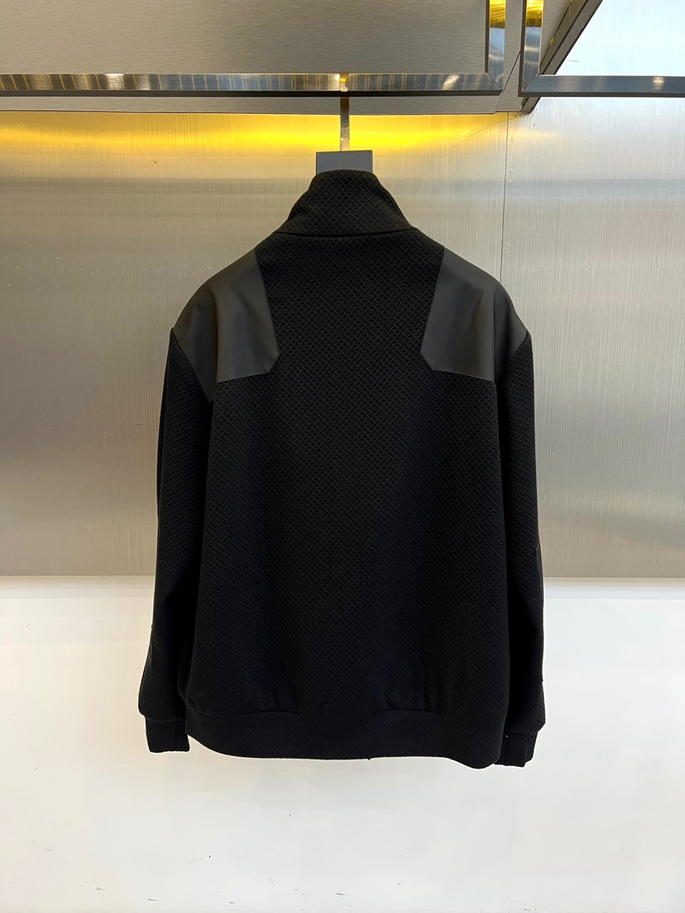 Prad普拉、25FW秋冬新品 黑色针织夹克外套。• 经典徽章加持：左胸翻盖口袋饰以PRADA标志性三角