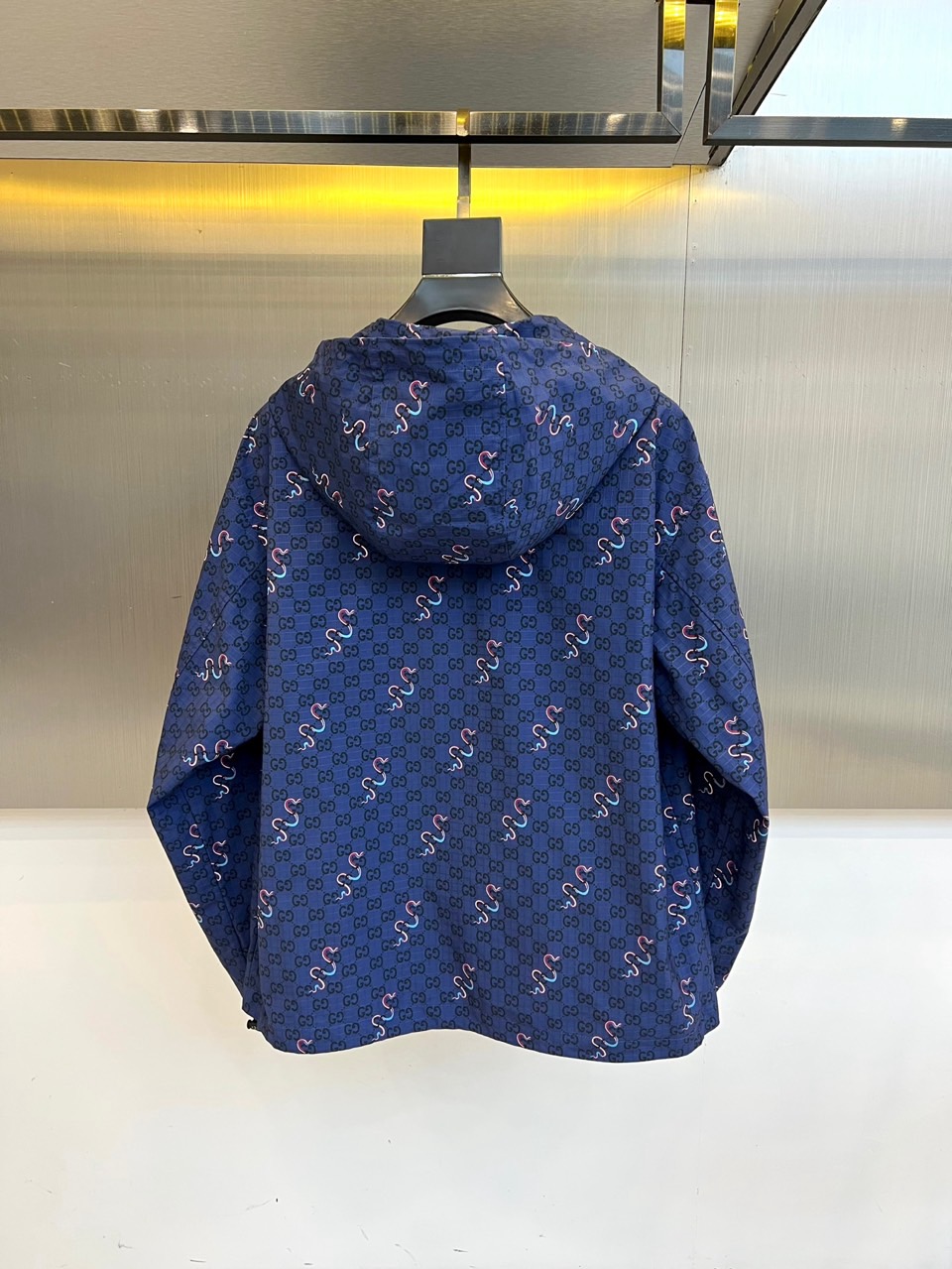 Gucc古驰、25FW霓虹蛇纹连帽夹克外套 🐍 双G暗纹 × 霓虹蛇袭经典深蓝底料密布GUCCI标志性暗