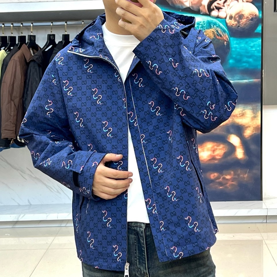 Gucc古驰、25FW霓虹蛇纹连帽夹克外套 🐍 双G暗纹 × 霓虹蛇袭经典深蓝底料密布GUCCI标志性暗