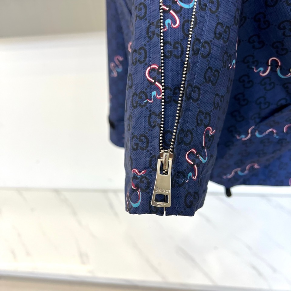 Gucc古驰、25FW霓虹蛇纹连帽夹克外套 🐍 双G暗纹 × 霓虹蛇袭经典深蓝底料密布GUCCI标志性暗