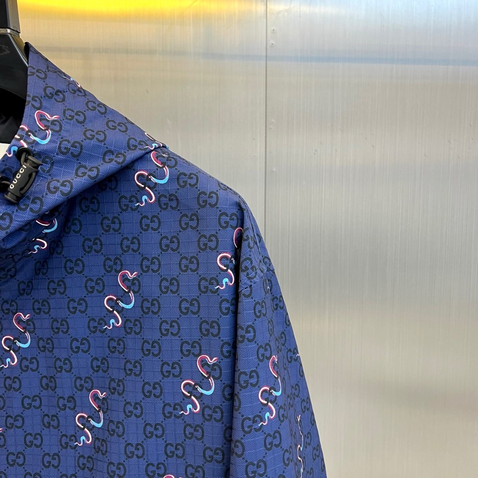 Gucc古驰、25FW霓虹蛇纹连帽夹克外套 🐍 双G暗纹 × 霓虹蛇袭经典深蓝底料密布GUCCI标志性暗