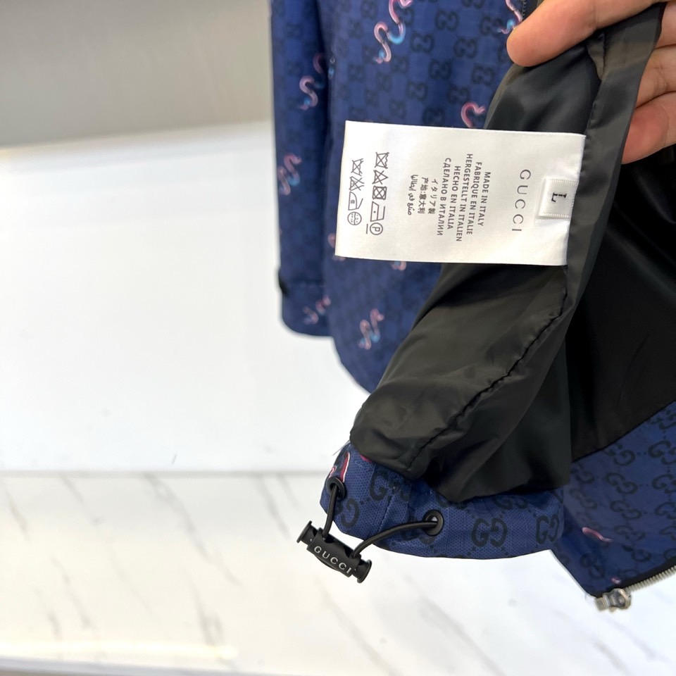 Gucc古驰、25FW霓虹蛇纹连帽夹克外套 🐍 双G暗纹 × 霓虹蛇袭经典深蓝底料密布GUCCI标志性暗