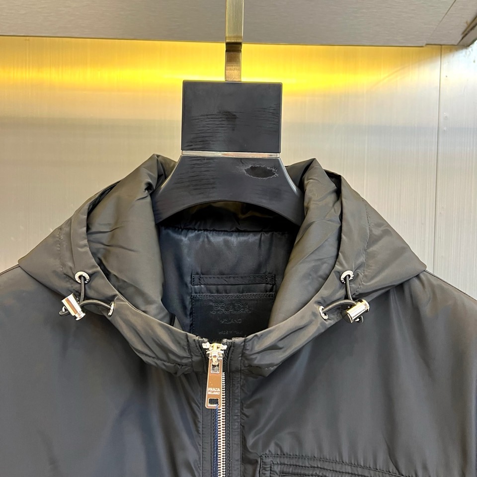 Prad普拉、25s秋冬新品橄榄绿连帽夹克 | 机能美学的奢华表达低调锋芒，一触即发冷调橄榄绿尼龙面料流