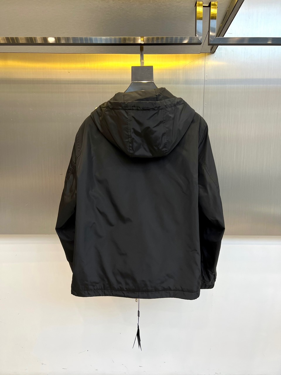 Prad普拉、25s秋冬新品橄榄绿连帽夹克 | 机能美学的奢华表达低调锋芒，一触即发冷调橄榄绿尼龙面料流