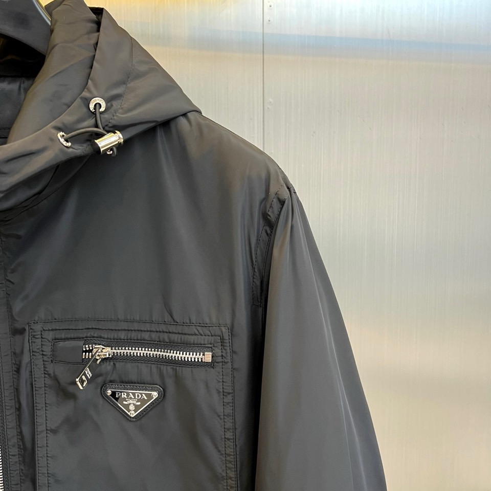 Prad普拉、25s秋冬新品橄榄绿连帽夹克 | 机能美学的奢华表达低调锋芒，一触即发冷调橄榄绿尼龙面料流