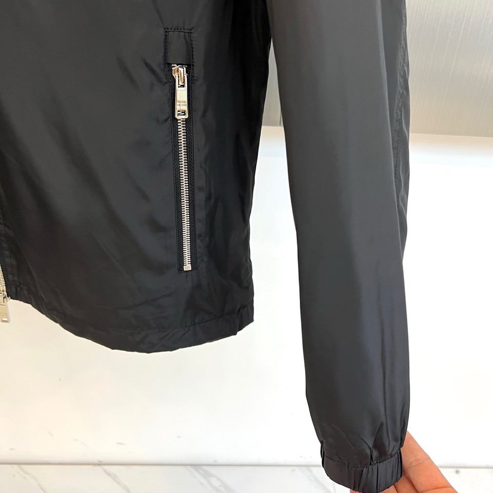 Prad普拉、25s秋冬新品橄榄绿连帽夹克 | 机能美学的奢华表达低调锋芒，一触即发冷调橄榄绿尼龙面料流