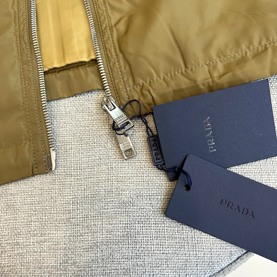 Prad普拉、25s秋冬新品橄榄绿连帽夹克 | 机能美学的奢华表达低调锋芒，一触即发冷调橄榄绿尼龙面料流