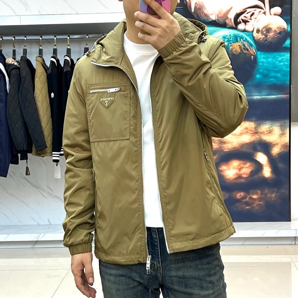 Prad普拉、25s秋冬新品橄榄绿连帽夹克 | 机能美学的奢华表达低调锋芒，一触即发冷调橄榄绿尼龙面料流