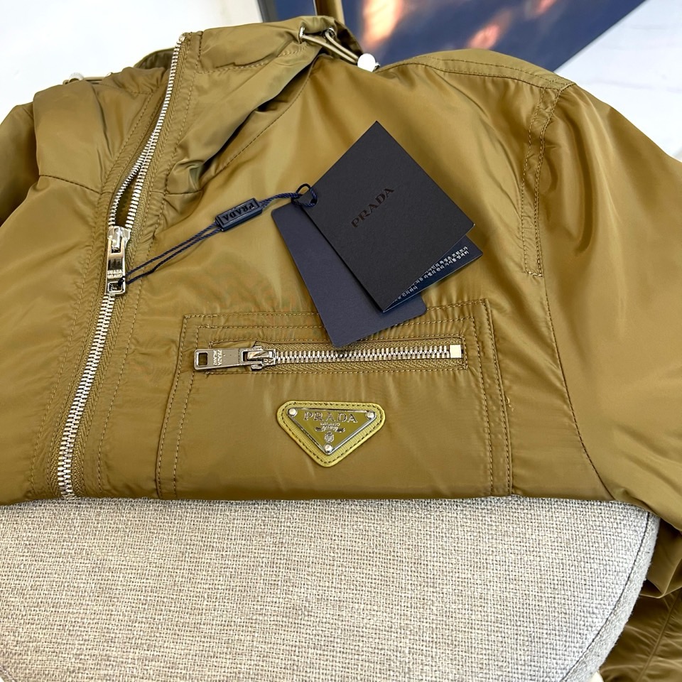 Prad普拉、25s秋冬新品橄榄绿连帽夹克 | 机能美学的奢华表达低调锋芒，一触即发冷调橄榄绿尼龙面料流