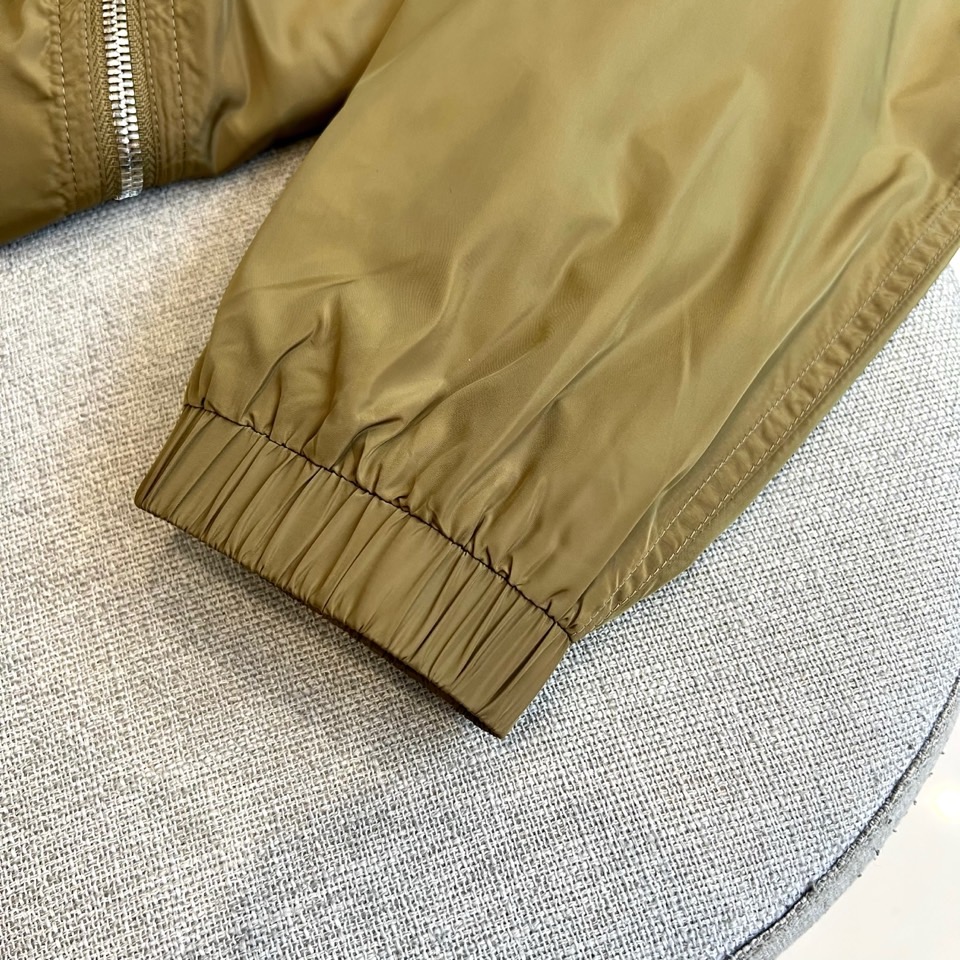 Prad普拉、25s秋冬新品橄榄绿连帽夹克 | 机能美学的奢华表达低调锋芒，一触即发冷调橄榄绿尼龙面料流