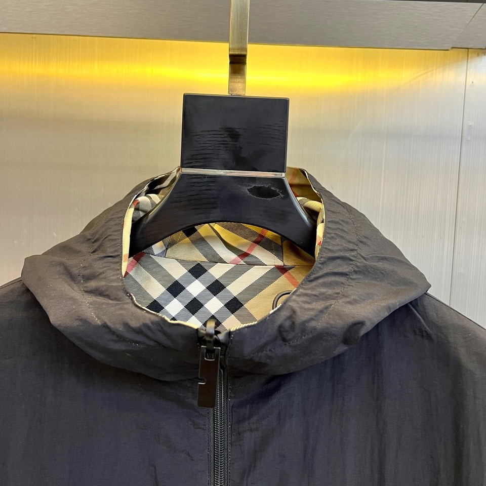 BURBERRY 双面格纹夹克 | 一衣双面 格调随心浅蓝格纹 vs 纯色双面设计一面经典浅蓝格纹，演绎