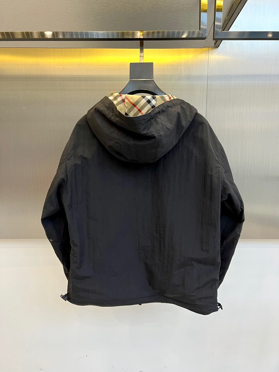 BURBERRY 双面格纹夹克 | 一衣双面 格调随心浅蓝格纹 vs 纯色双面设计一面经典浅蓝格纹，演绎