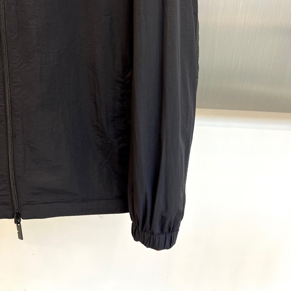 BURBERRY 双面格纹夹克 | 一衣双面 格调随心浅蓝格纹 vs 纯色双面设计一面经典浅蓝格纹，演绎