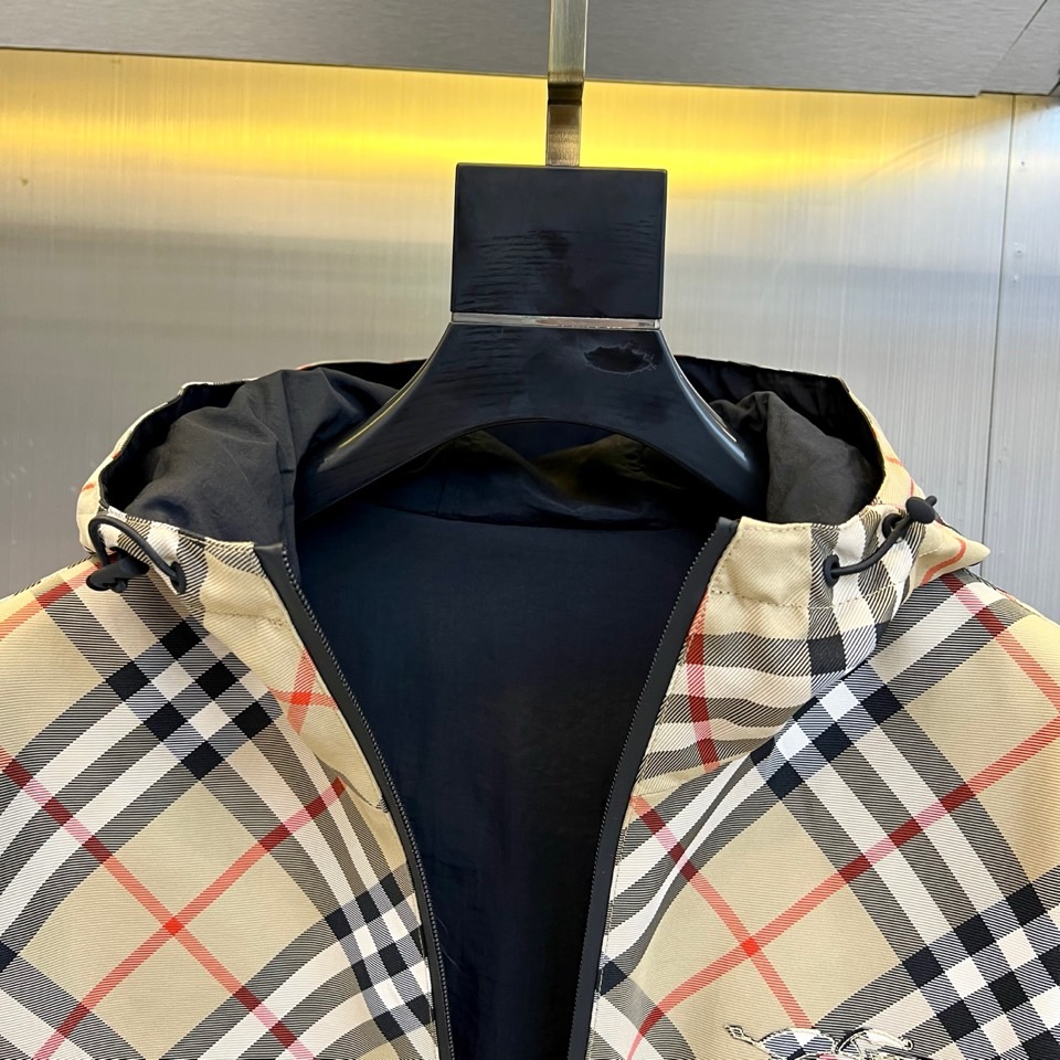 BURBERRY 双面格纹夹克 | 一衣双面 格调随心浅蓝格纹 vs 纯色双面设计一面经典浅蓝格纹，演绎