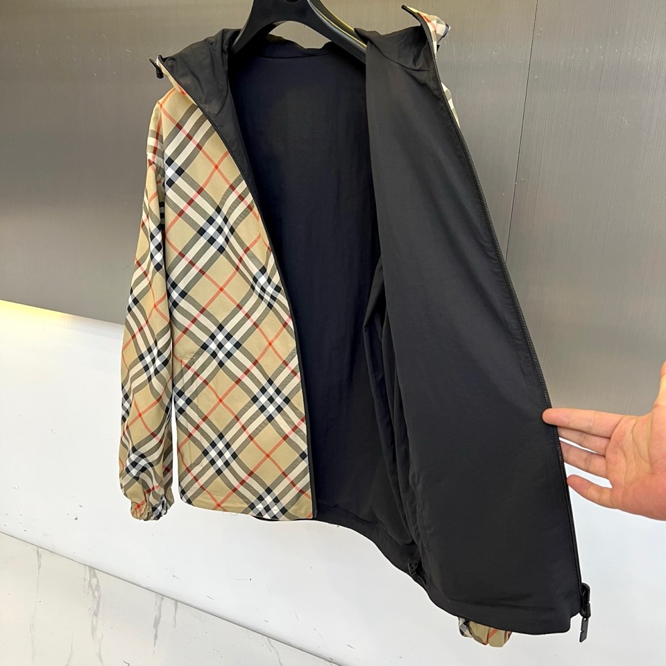 BURBERRY 双面格纹夹克 | 一衣双面 格调随心浅蓝格纹 vs 纯色双面设计一面经典浅蓝格纹，演绎