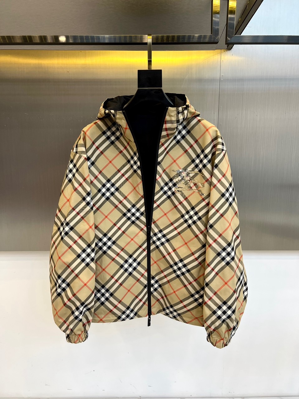 BURBERRY 双面格纹夹克 | 一衣双面 格调随心浅蓝格纹 vs 纯色双面设计一面经典浅蓝格纹，演绎