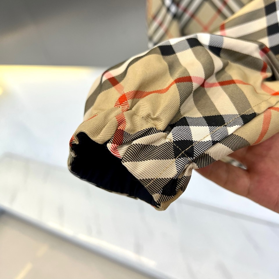 BURBERRY 双面格纹夹克 | 一衣双面 格调随心浅蓝格纹 vs 纯色双面设计一面经典浅蓝格纹，演绎