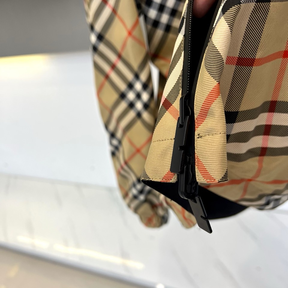 BURBERRY 双面格纹夹克 | 一衣双面 格调随心浅蓝格纹 vs 纯色双面设计一面经典浅蓝格纹，演绎