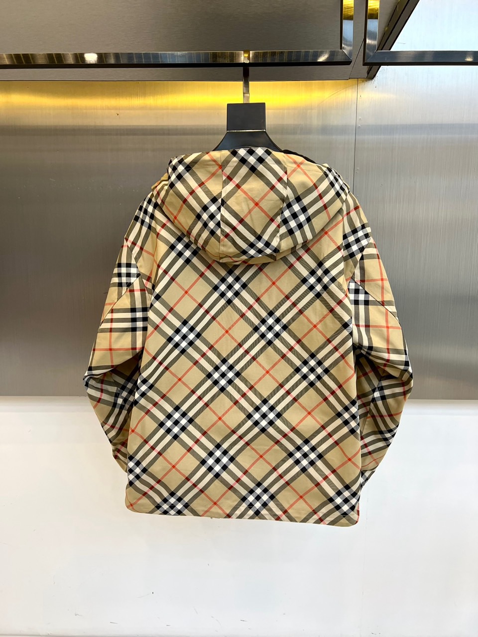 BURBERRY 双面格纹夹克 | 一衣双面 格调随心浅蓝格纹 vs 纯色双面设计一面经典浅蓝格纹，演绎