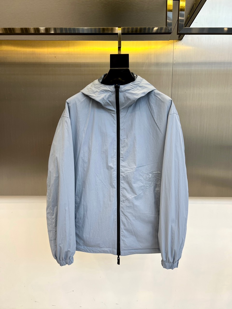 BURBERRY 双面格纹夹克 | 一衣双面 格调随心浅蓝格纹 vs 纯色双面设计一面经典浅蓝格纹，演绎