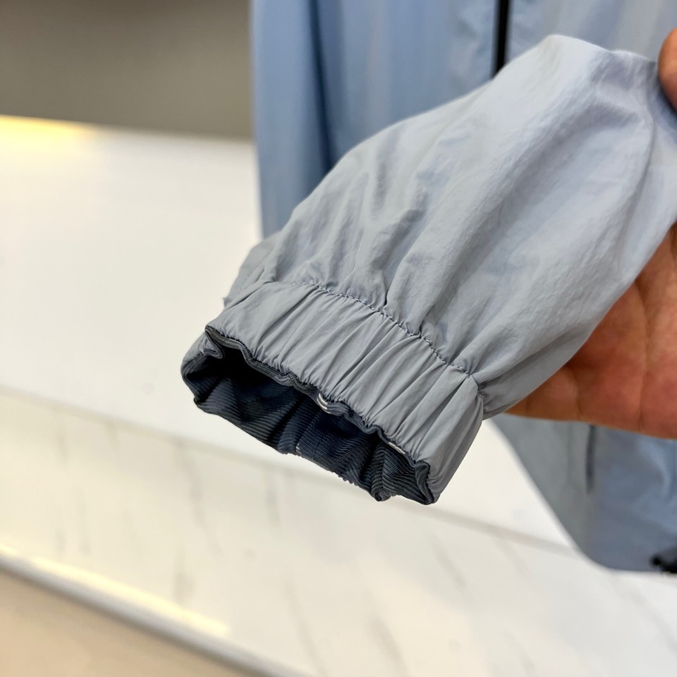 BURBERRY 双面格纹夹克 | 一衣双面 格调随心浅蓝格纹 vs 纯色双面设计一面经典浅蓝格纹，演绎