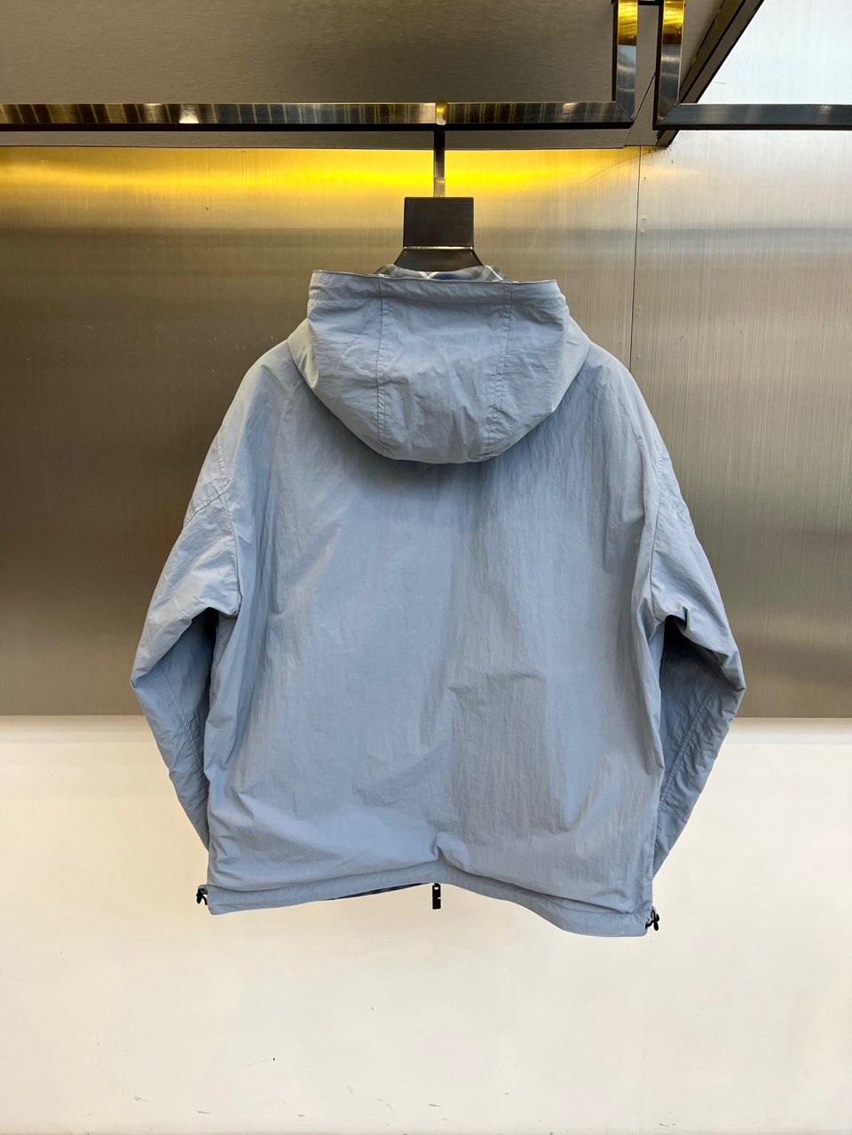 BURBERRY 双面格纹夹克 | 一衣双面 格调随心浅蓝格纹 vs 纯色双面设计一面经典浅蓝格纹，演绎