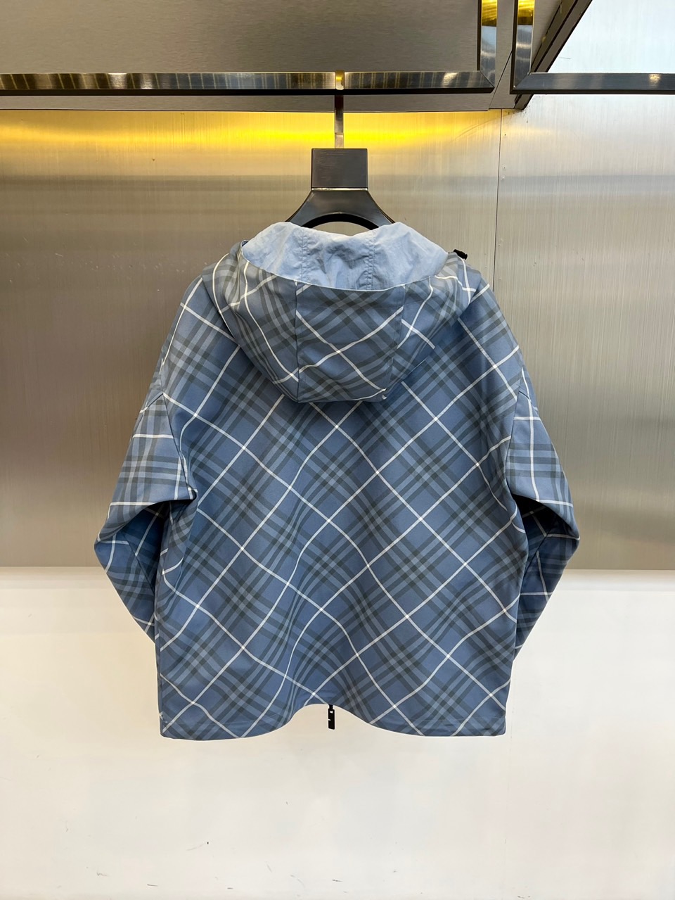 BURBERRY 双面格纹夹克 | 一衣双面 格调随心浅蓝格纹 vs 纯色双面设计一面经典浅蓝格纹，演绎