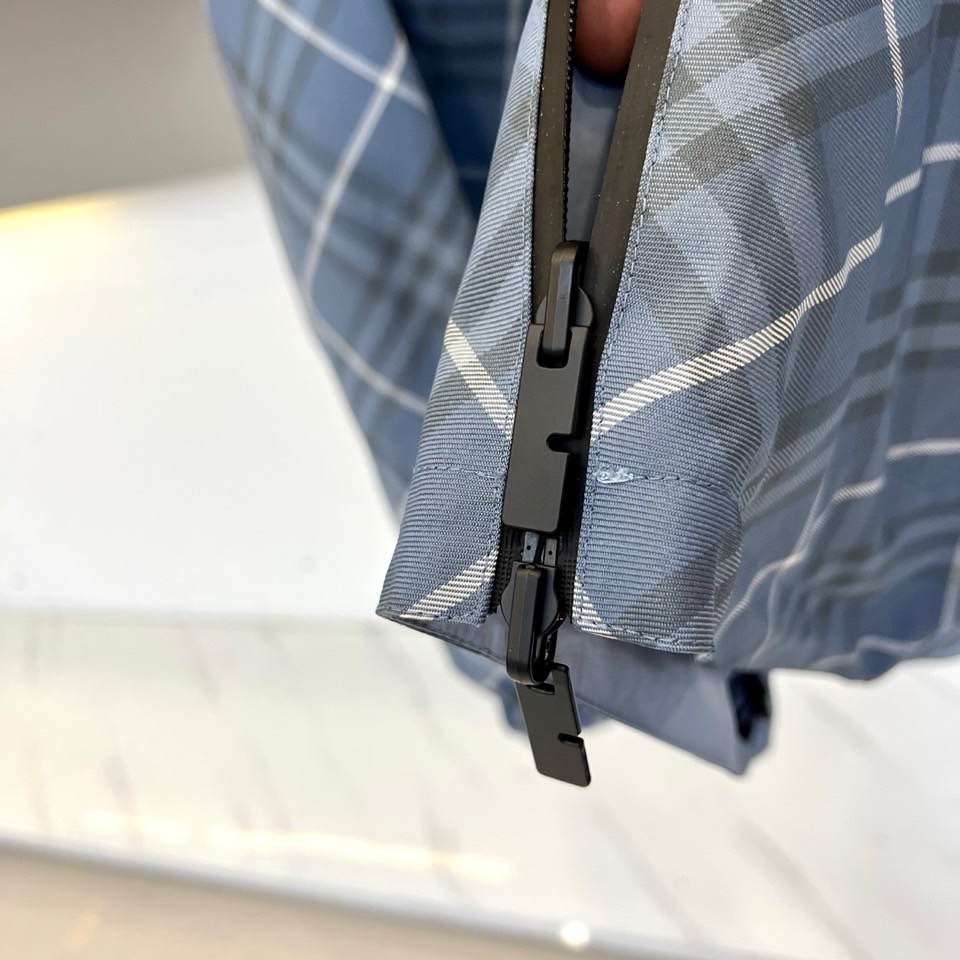 BURBERRY 双面格纹夹克 | 一衣双面 格调随心浅蓝格纹 vs 纯色双面设计一面经典浅蓝格纹，演绎