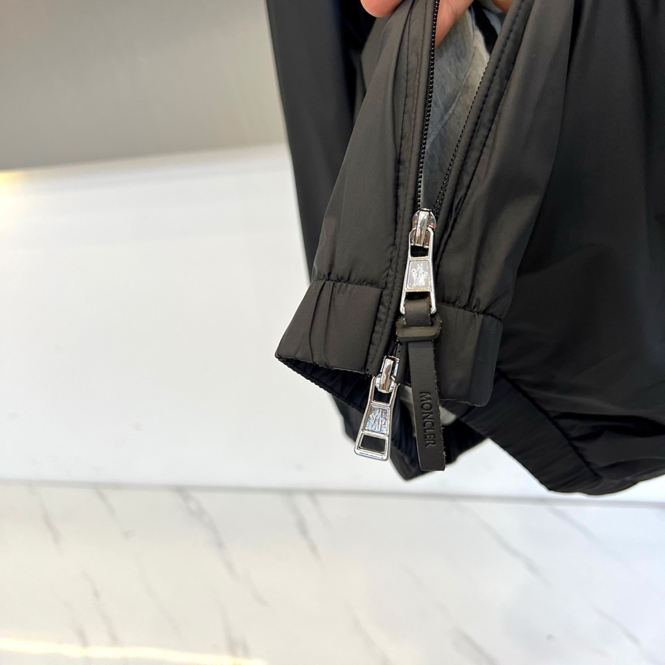 Mon蒙口、25FW秋冬系列新品 米白机能夹克外套晨雾般柔和的米白色调，搭配立体剪裁与抽绳细节，简约中暗