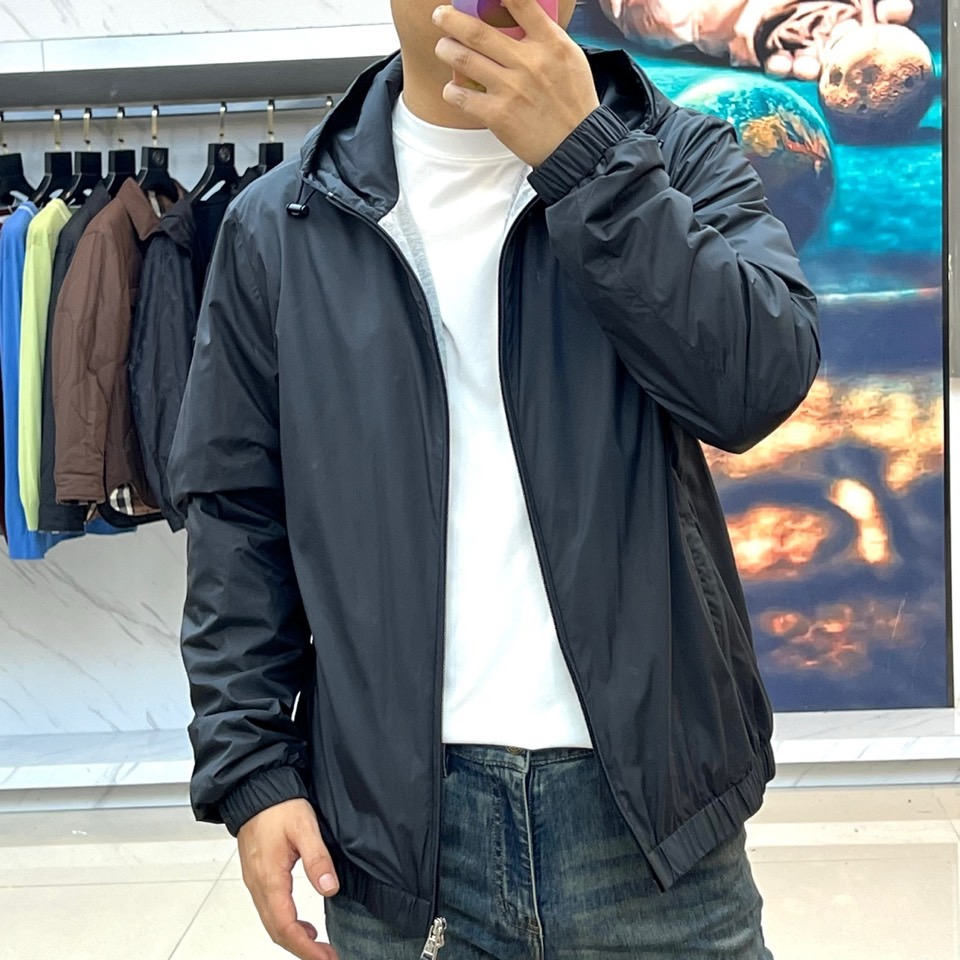 Mon蒙口、25FW秋冬系列新品 米白机能夹克外套晨雾般柔和的米白色调，搭配立体剪裁与抽绳细节，简约中暗