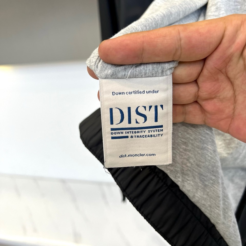 Mon蒙口、25FW秋冬系列新品 米白机能夹克外套晨雾般柔和的米白色调，搭配立体剪裁与抽绳细节，简约中暗