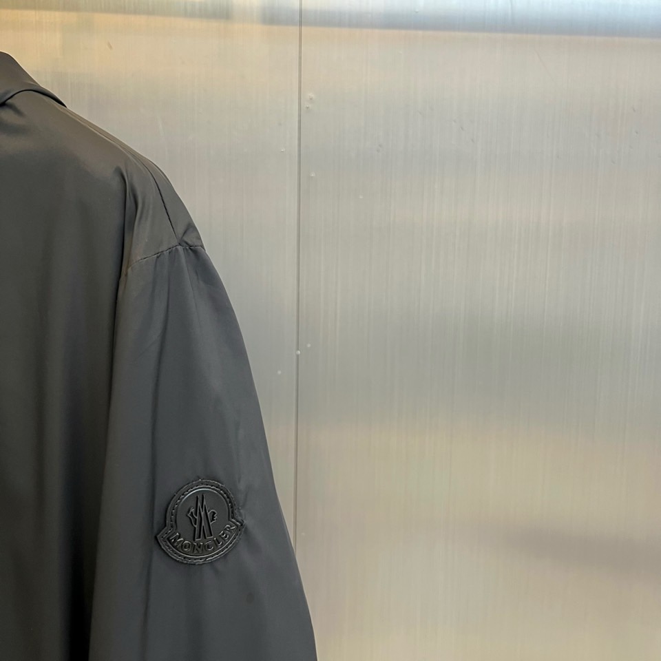 Mon蒙口、25FW秋冬系列新品 米白机能夹克外套晨雾般柔和的米白色调，搭配立体剪裁与抽绳细节，简约中暗