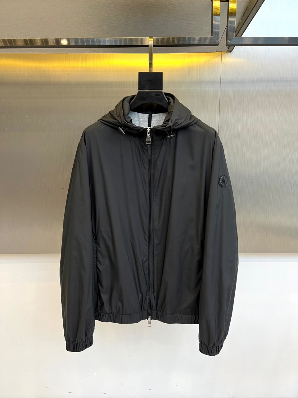 Mon蒙口、25FW秋冬系列新品 米白机能夹克外套晨雾般柔和的米白色调，搭配立体剪裁与抽绳细节，简约中暗