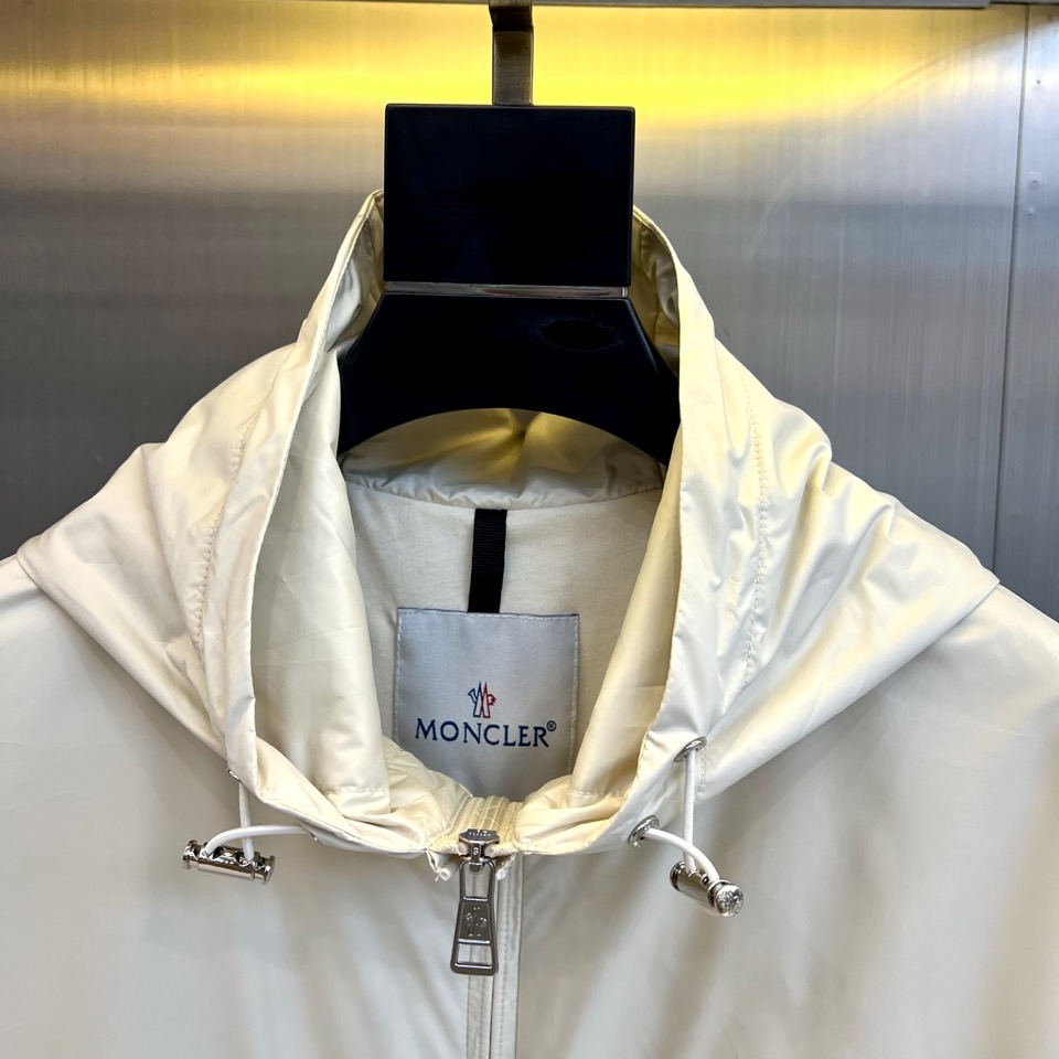 Mon蒙口、25FW秋冬系列新品 米白机能夹克外套晨雾般柔和的米白色调，搭配立体剪裁与抽绳细节，简约中暗