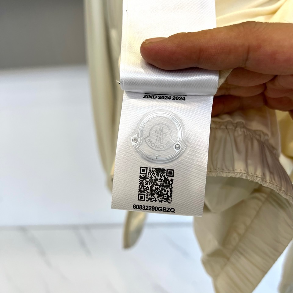 Mon蒙口、25FW秋冬系列新品 米白机能夹克外套晨雾般柔和的米白色调，搭配立体剪裁与抽绳细节，简约中暗