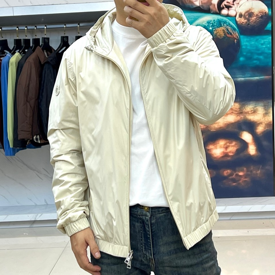 Mon蒙口、25FW秋冬系列新品 米白机能夹克外套晨雾般柔和的米白色调，搭配立体剪裁与抽绳细节，简约中暗