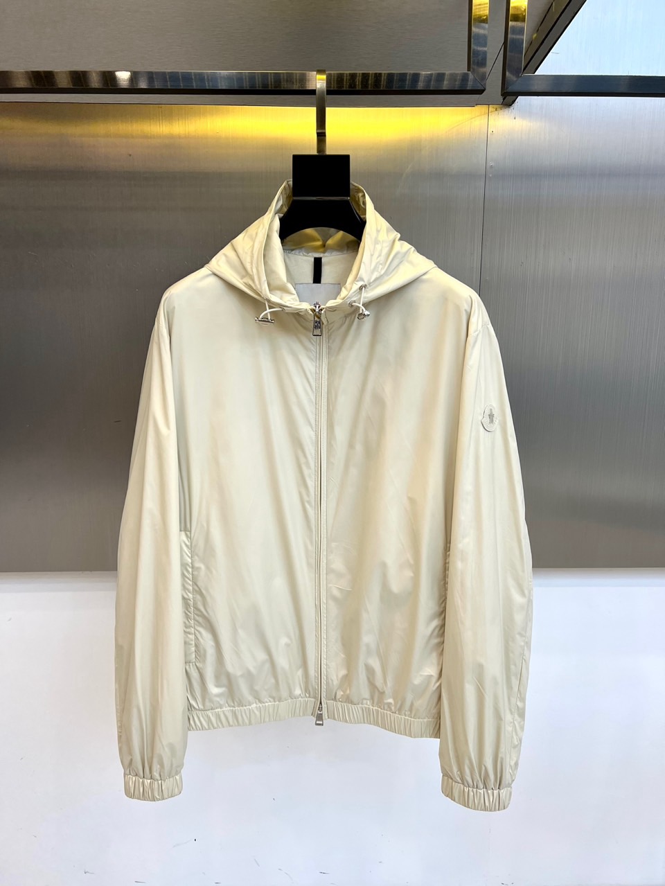 Mon蒙口、25FW秋冬系列新品 米白机能夹克外套晨雾般柔和的米白色调，搭配立体剪裁与抽绳细节，简约中暗