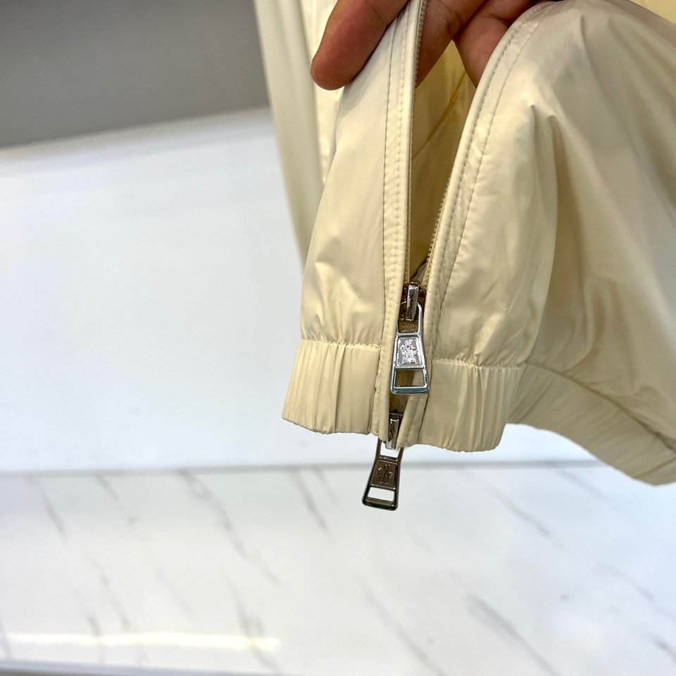 Mon蒙口、25FW秋冬系列新品 米白机能夹克外套晨雾般柔和的米白色调，搭配立体剪裁与抽绳细节，简约中暗