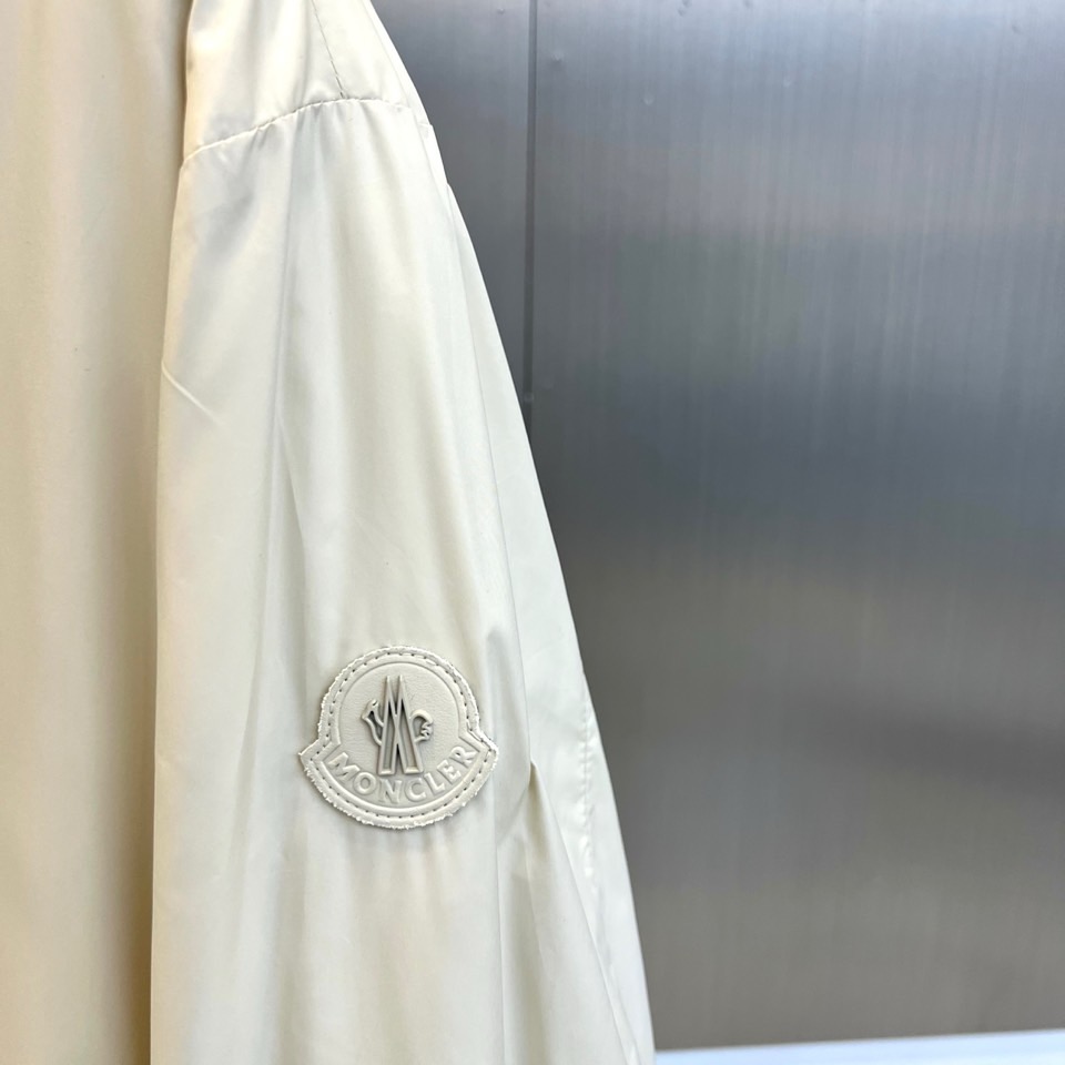 Mon蒙口、25FW秋冬系列新品 米白机能夹克外套晨雾般柔和的米白色调，搭配立体剪裁与抽绳细节，简约中暗