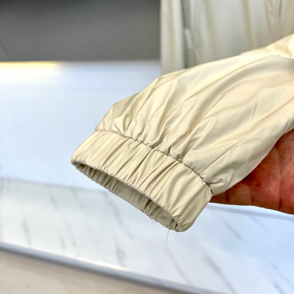 Mon蒙口、25FW秋冬系列新品 米白机能夹克外套晨雾般柔和的米白色调，搭配立体剪裁与抽绳细节，简约中暗