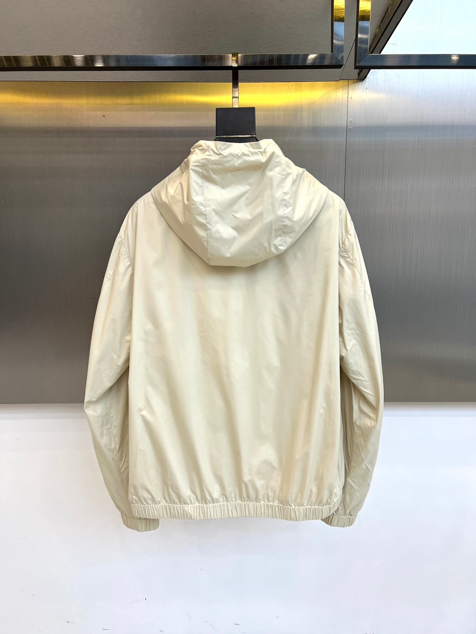 Mon蒙口、25FW秋冬系列新品 米白机能夹克外套晨雾般柔和的米白色调，搭配立体剪裁与抽绳细节，简约中暗