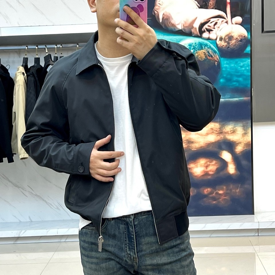 Bur巴宝莉、25FW秋冬男装 嘎巴甸哈林顿外套，夹棉/薄棉。哈林顿外套，选用意大利精纺棉质嘎巴甸面料打