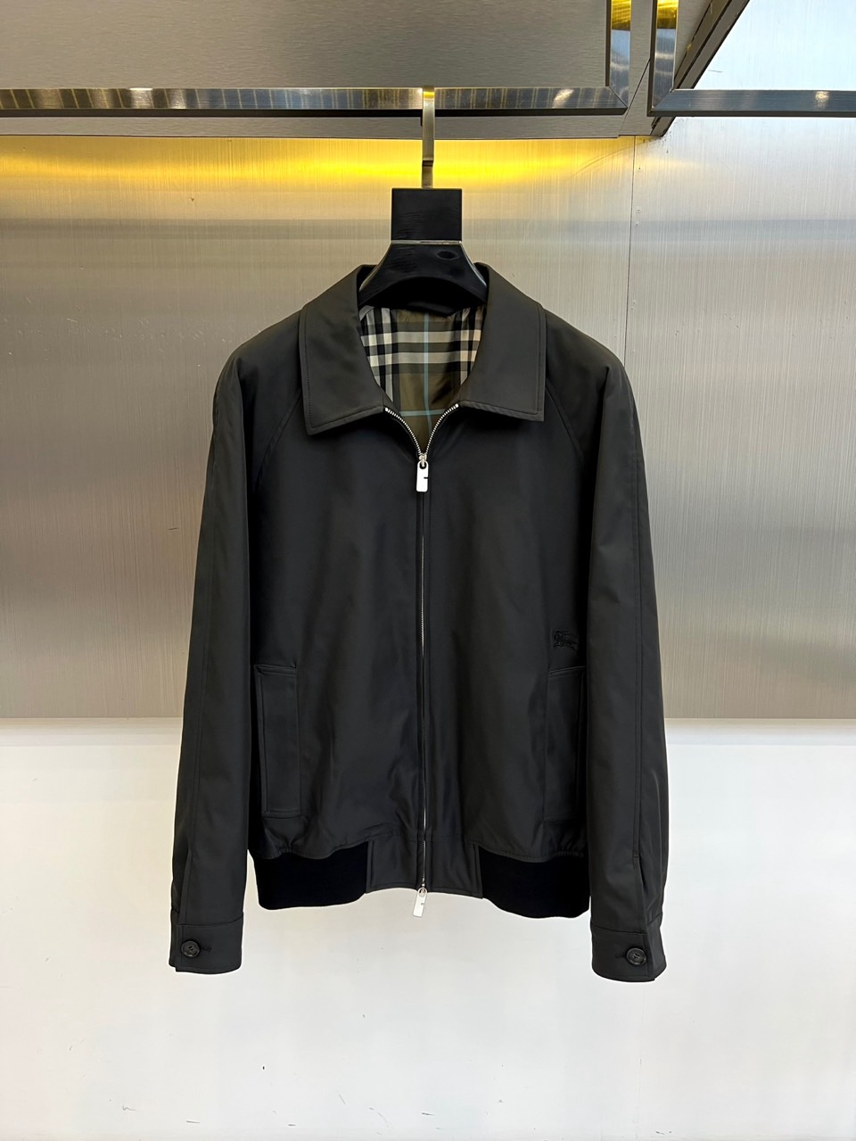 Bur巴宝莉、25FW秋冬男装 嘎巴甸哈林顿外套，夹棉/薄棉。哈林顿外套，选用意大利精纺棉质嘎巴甸面料打