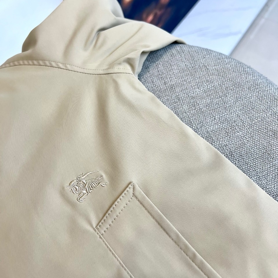 Bur巴宝莉、25FW秋冬男装 嘎巴甸哈林顿外套，夹棉/薄棉。哈林顿外套，选用意大利精纺棉质嘎巴甸面料打