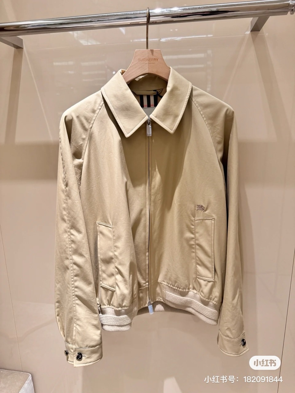 Bur巴宝莉、25FW秋冬男装 嘎巴甸哈林顿外套，夹棉/薄棉。哈林顿外套，选用意大利精纺棉质嘎巴甸面料打