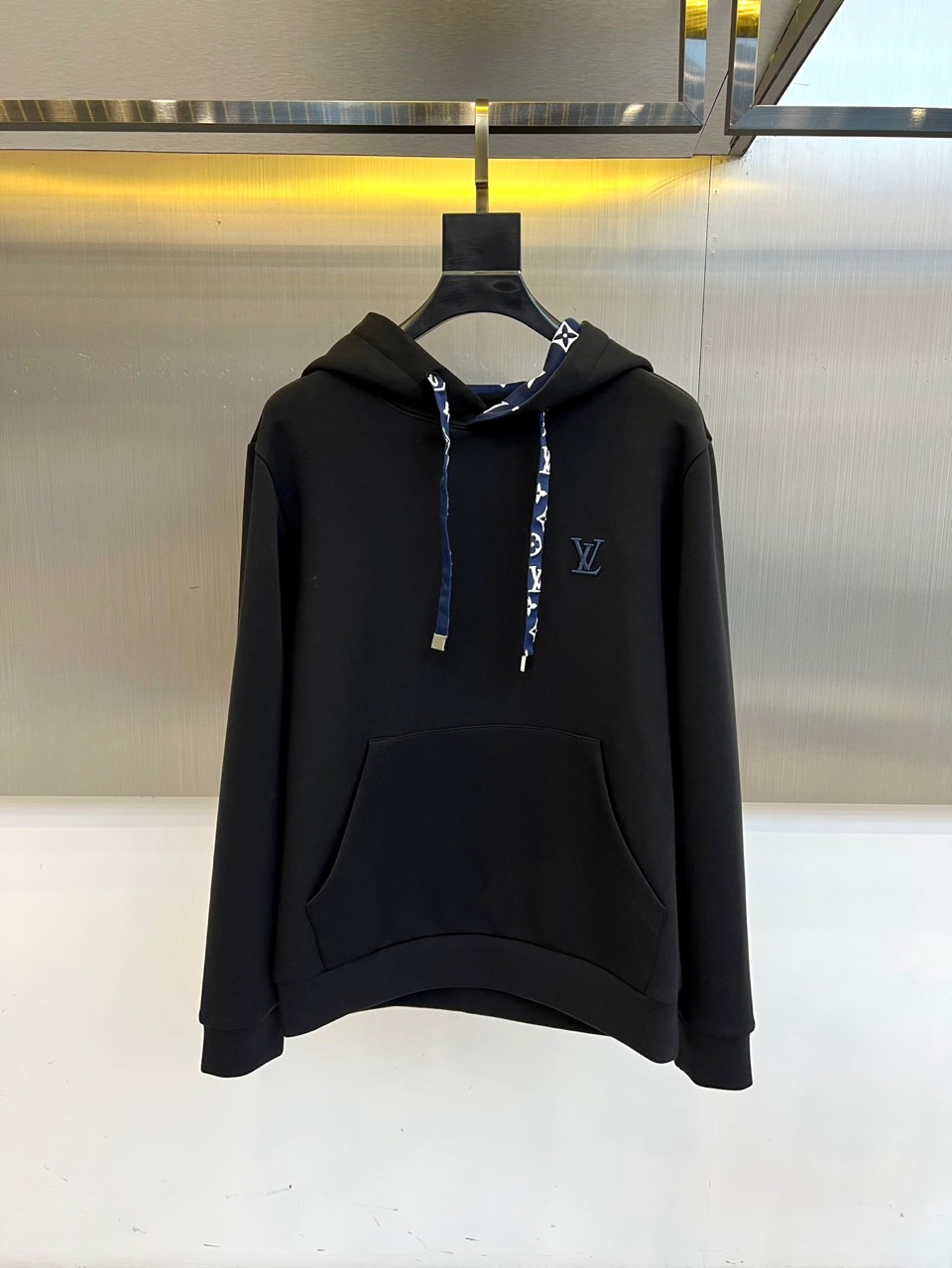 1v、25AW秋季新款复合空气棉连帽休闲套头卫衣，选用客供进口空气棉材质，以新型复合高水准纺织技术编织，