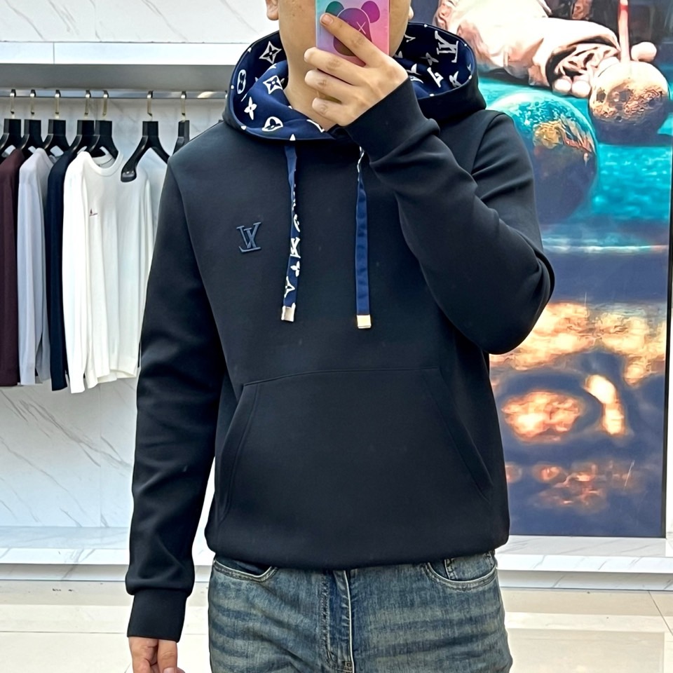 1v、25AW秋季新款复合空气棉连帽休闲套头卫衣，选用客供进口空气棉材质，以新型复合高水准纺织技术编织，