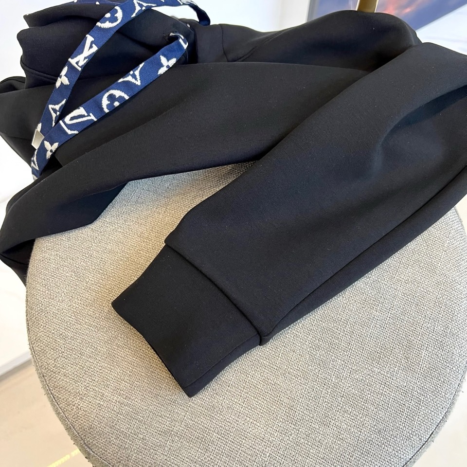 1v、25AW秋季新款复合空气棉连帽休闲套头卫衣，选用客供进口空气棉材质，以新型复合高水准纺织技术编织，