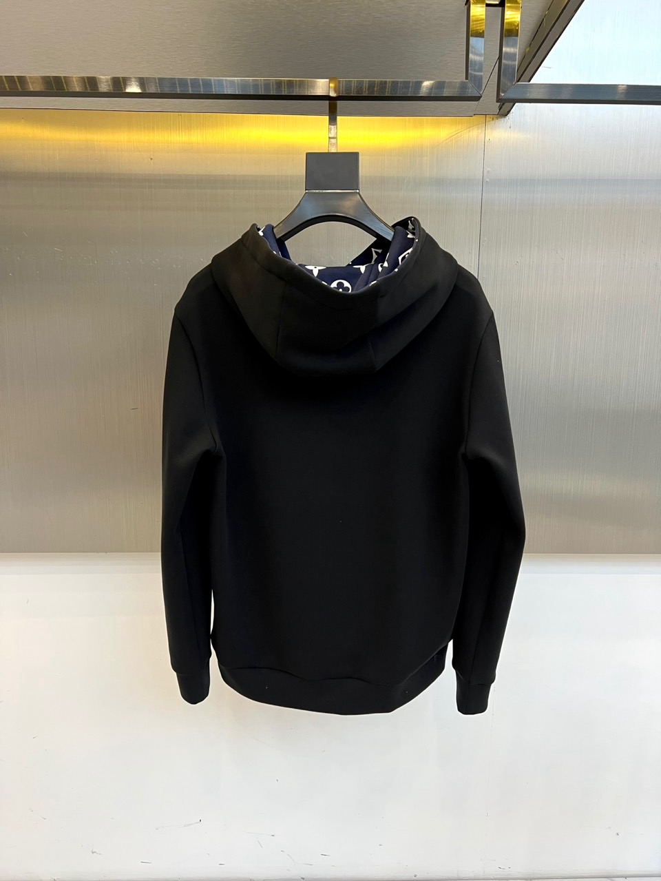 1v、25AW秋季新款复合空气棉连帽休闲套头卫衣，选用客供进口空气棉材质，以新型复合高水准纺织技术编织，